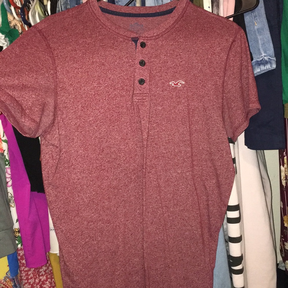 men’s hollister t shirt in the maroon color
